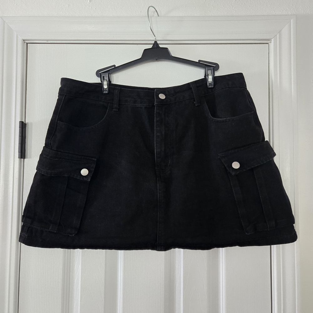 SHEIN Black Mini Skirt with Pockets